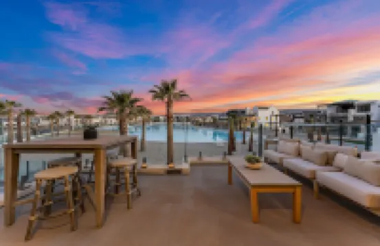 紅色遮陽篷的海灘前