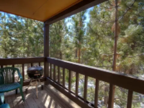 Alpine Getaway 3 Bedroom Home by RedAwning Hotels in Dollar Point