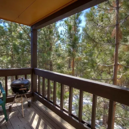 Alpine Getaway 3 Bedroom Home by RedAwning
