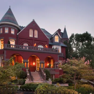 Swann House Hotels near Northwest