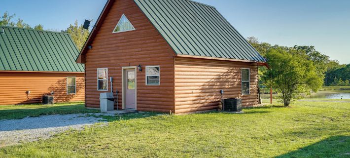 Lakefront Columbia Cabin w/ Porch & Shared Dock Hoteles en Condado de Callaway