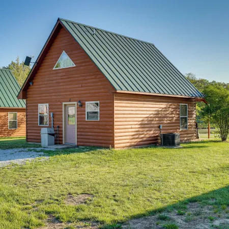 Lakefront Columbia Cabin w/ Porch & Shared Dock