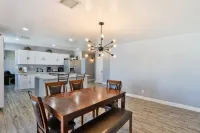 Spacious and Relaxing 3 Bed House with Diving Pool