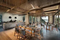 GweGwe Beach Lodge - bar