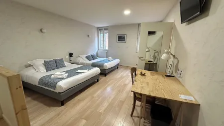 Logis Hôtel du Fer à Cheval Отели в г. Шазе-Бон