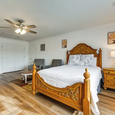 9 Mi to Dtwn: Greenville Home w/ Screened Patio!