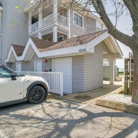 Breezy Oak Bluffs Condo - Steps to Inkwell Beach!