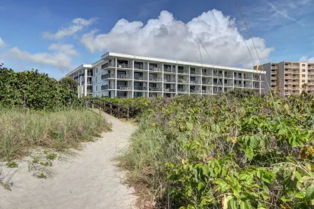 Oceanfront Condo w/ ocean view private balcony, on-site heated pool & hot tub