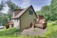 Large Deck + Resort Amenities: Lake Ariel Retreat - Wifi