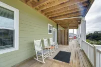 Emerald Isle Getaway w/ Decks & Beach Views!