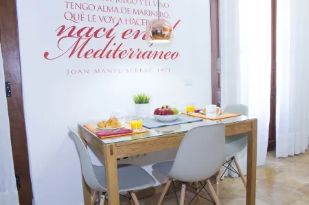 Living Valencia Apartments - Merced Отели рядом с достопримечательностью «Font de la Plaça de l'Ajuntament»