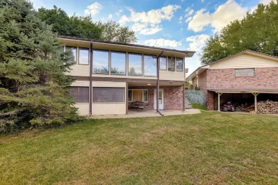 Fort Calhoun Home w/ Screened Porch + Playground! Hotel a 