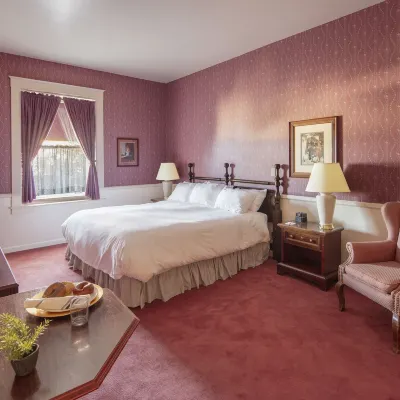 Hotel la Rose Hotel berhampiran Museum of Sonoma County