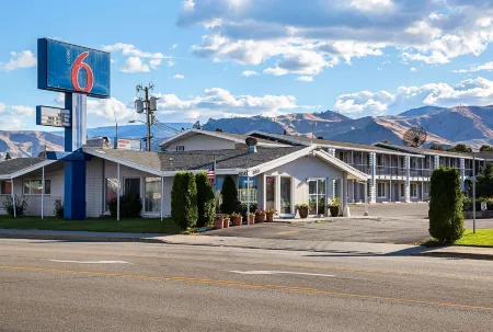 Motel 6 Wenatchee, WA Отели в г. Веначи