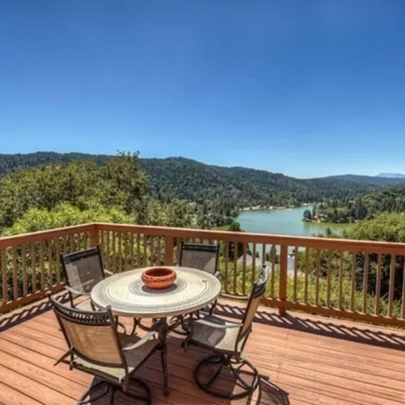Charming Lake House Retreat with Spectacular Breathtaking Views!