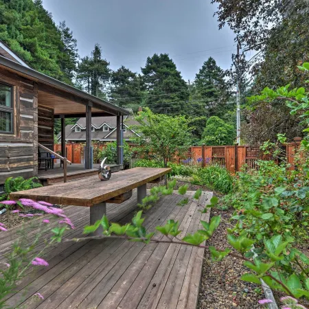 Quiet & Cozy Eureka Home Near Sequoia Park & Zoo!
