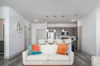 Spacious Patio and Fast Wifi - Serene Business Retreat