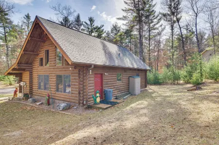 Merrillan Cabin w/ Fire Pit < 1 Mi to Lake Arbutus Отели в г. Дьюхерст
