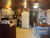 Cozy rustic lakefront cabin with AC and WiFi in charming Camdenton