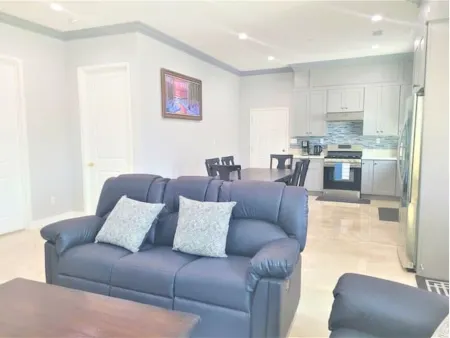 High Ceiling*2-levels Home*5 miles to Disneyland Отели рядом с достопримечательностью «Университет Стантон»