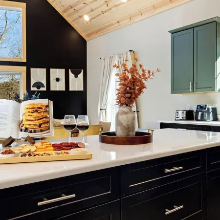 Wanderlust Villa – Spacious Mt cabin w/ Game room, Hot tub and Karaoke nights !
