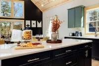 Wanderlust Villa – Spacious Mt cabin w/ Game room, Hot tub and Karaoke nights !