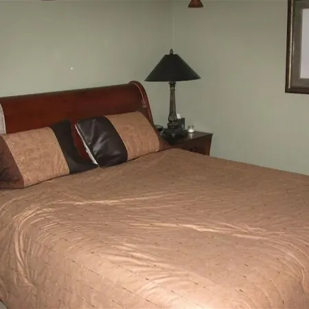 3 Bedroom Condo,  Great Location for Ski Families to Super Bee Lift