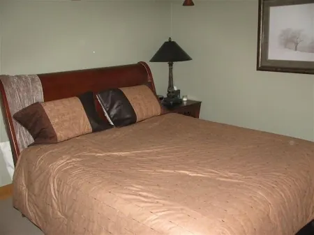 3 Bedroom Condo,  Great Location for Ski Families to Super Bee Lift