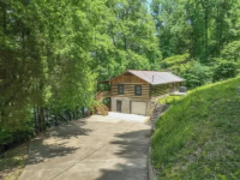 Lakeside Family Escape-Modern log home in secluded cove w/pvt. dock, Sleeps 12