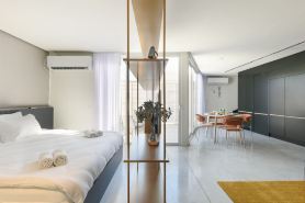 Modern Studio Apt with Balcony