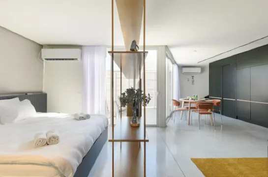 Modern Studio Apt with Balcony