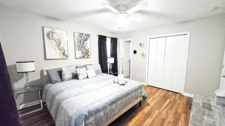 Cozy Matthews Getaway – 1 King, 2 Queens, Stylish & Central!