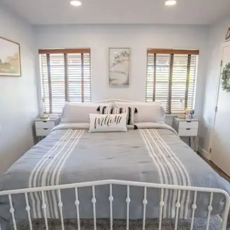 Cam Heights Hideaway w/ Full Kitchen & King Bed