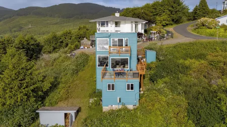 Blue Horizon by AvantStay Panoramic Views of the Ocean w Entertainers Patio