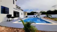 Modern Oceanview Villa. All Bedrooms with Private Bathrooms. Private Pool - 4 tähden