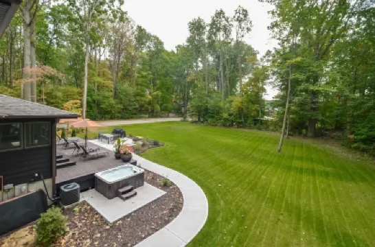 Private Large Yard Close to Town Hot Tub Lake Hotels in 