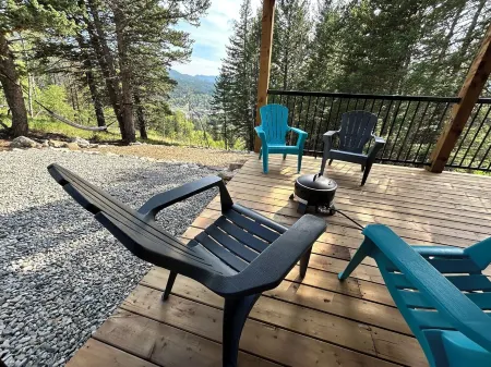 Mountainside Getaway with Games Room Отели в г. Blairmore