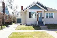The 1928 West - Spacious, 5 Bedroom Home with Mini Golf, Pool Table & Arcades