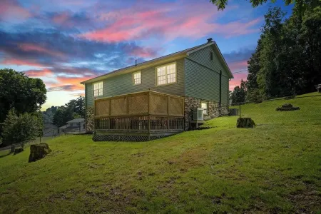 5 Min to Summersville Lake I Hot Tub I Game Room I Grill I Fire Pit Отели в г. Николас