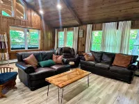 LAKEFRONT! Sleeps 15, Pet-friendly, Charming Chic Home