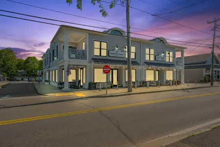 Luxury Living with Rooftop Terrace and Coastal Charm - Inviting Escape