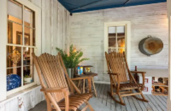 Historic Home: Walking distance to historic square, beach, & hiking trail!