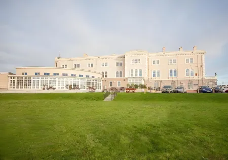 The Royal Hotel Отели рядом с достопримечательностью «Broadoak Mathematics and Computing College»