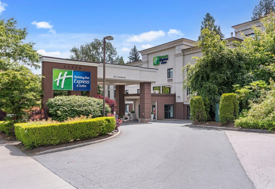 Holiday Inn Express & Suites Surrey의 실내 수영장