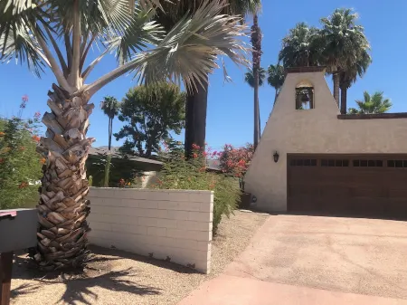 Serene, ideally-located studio near El Paseo and Concert grounds Отели рядом с достопримечательностью «Melissa Morgan Fine Art Gallery»