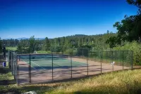 Charming condo on the golf course. 15 min from McCall.