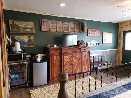 The Lazy Ass Ranch. The Field and Stream Room. Very pet-friendly. Tempur-Pedic.