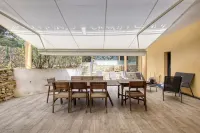 Espace Deluxe Avec Immense Salon et Piscine sur Terrasse Entre Pins et mer