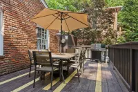 Spacious Buckhead Family Escape + Big Backyard