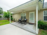 Upscale GAME ROOM, Movie Theater, Arcade, Fire Pit, 4BD/2BA Home with WIFI